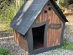 casa de madera para perro mediano